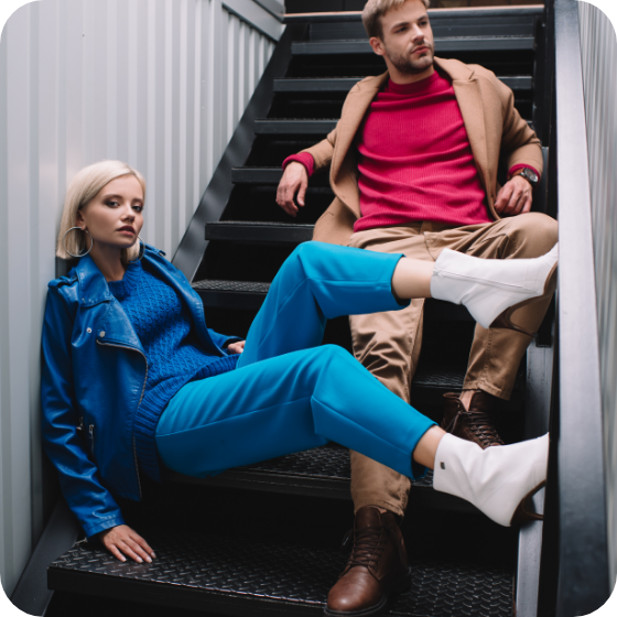 modello uomo e donna seduti sulle scale