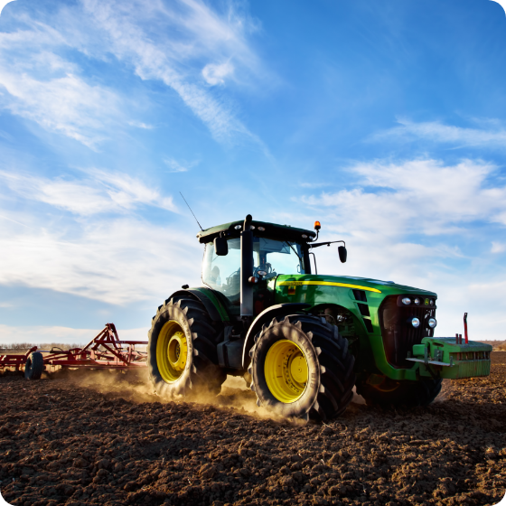 JOHN DEERE-Traktor mit Pflug